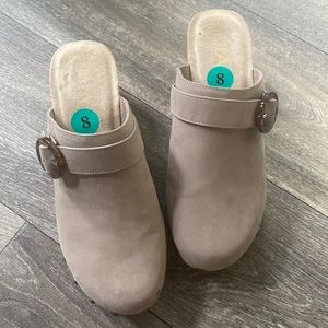Mia Tan Clogs EUC Size 8